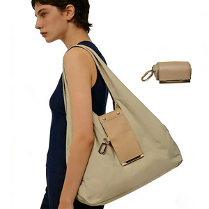 Sac à main léger et pliable en cuir avec fermeture à pression pour un transport facile - Product Image 1