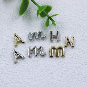 Étiquettes métalliques à trou de couture 3D <span class=keywords><strong>en</strong></span> alliage personnalisé Logo de marque Lettres anglaises Petite étiquette <span class=keywords><strong>en</strong></span> métal pour vêtements Sac à main Chapeaux Accessoires - Product Image 2