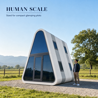 Cabane préfabriquée triangulaire à façade panoramique en verre, maison modulaire avec mur-rideau en verre pour complexe hôtelier et camping