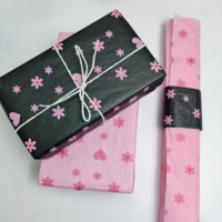 Kertas pembungkus Hadiah desain Floral hitam merah muda 18G kertas tisu kustom grosir