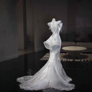 Robe de mariée sirène moderne et élégante NT45, coupe ajustée, longueur ras du sol, avec fleurs et appliques en cristal - Product Image 2