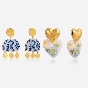 Pendientes colgantes con forma de corazón de flor, de acero inoxidable, chapados en oro, para fiestas. - Product Image 1