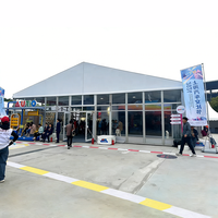 Tente de présentation extérieure pour salon automobile, grande, avec parois en verre transparent et double entrée, pour stand d'expérience visiteur de foire automobile