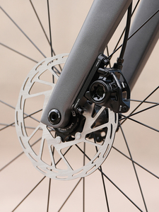 จักรยานกราเวล V3 ES7000- 13 สปีด ไร้สาย แบบ Thru-axle แฮนด์บาร์แบบ Integrated ดิสก์เบรก คาร์บอน น้ำหนักเบา สำหรับการแข่งขัน รุ่น Gravel V3 Wireless (25 ปี) - Product Image 5
