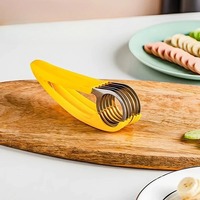 Roestvrijstalen bananen snijder, handmatig keukengereedschap, multifunctioneel voor bananen, aardbeien, druiven en meer. Gemaakt in China.