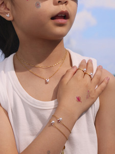 Conjunto de Joias com Laço e Pérolas, Banhado a Ouro 18K, Aço Inoxidável, Colar, Brincos, Anel e Pulseira para Meninas - Product Image 4