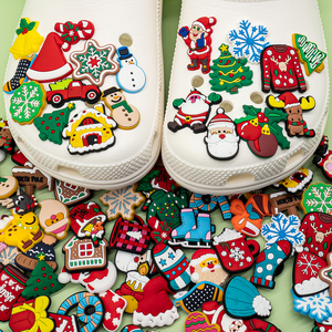 เครื่องประดับรองเท้า HYB Kuaji แบบอุ่นๆ ทำจาก PVC 2 มิติ ขนสัตว์ สไตล์ฤดูหนาว ฤดูใบไม้ร่วง รูปต้นคริสต์มาส ดีไซน์ตามสั่ง ขายส่ง จี้ห้อยรองเท้า - Product Image 2