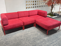 Canapé modulaire en forme de L à trois places, avec cadre en métal fin, revêtement en lin texturé fin couleur caramel, style moderne