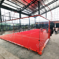 Terrain de padel plein champ résistant au vent avec structure en verre trempé pour complexe hôtelier