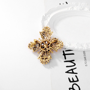 Broche Elegante Dourado com Cruz Vermelha Retrô, Flor e Cristal de Strass, em Liga de Zinco, para Casaco/Terno, Presente de Casamento e Noivado - Product Image 4