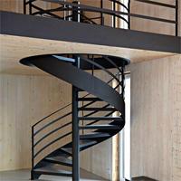 Escalier intérieur en colimaçon peu encombrant avec colonne centrale en acier et marches en noyer pour une utilisation moderne en appartement