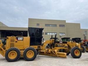 Niveleuse à moteur Caterpillar 140H d'occasion, moteur CAT 3306 d'origine, lame de 14 pieds, bon état, niveleuse routière d'occasion. - Product Image 1