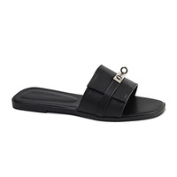Sandales plates pour femmes à la mode avec détails métalliques, tendance estivale, tongs souples en PU, élégantes, décontractées et confortables