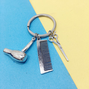 Llavero para Peluquero, Estilista, Barbero, con Diseño de Tijeras, Secador de Pelo y Peine, con la Frase 'Haz lo que amas, ama lo que haces' - Product Image 3