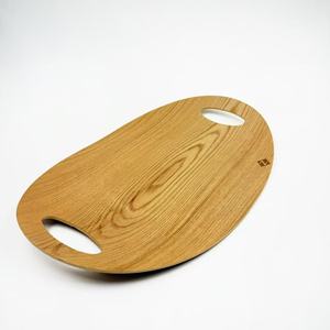Plateau de service en bois de frêne 45,5x29x3,8cm de forme ovale avec poignées pour servir fromage, fruits, steak dans la cuisine - Product Image 1
