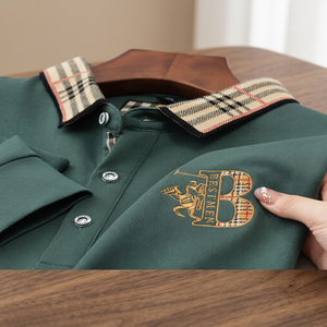 เสื้อโปโลชายยี่ห้อโปโล รุ่น Paul's Little Horse สีพื้น พิมพ์ลายพัฟ แขนสั้น ทรงหลวม เหมาะสำหรับกอล์ฟ รับทำโลโก้ตามสั่ง ODM แบบเย็บ - Product Image 2