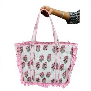 Bolso tote de algodón acolchado floral blanco y rosa con ribete de volantes, asas a rayas, espacioso, hecho a mano, para compras, viajes y uso diario. - Product Image 1