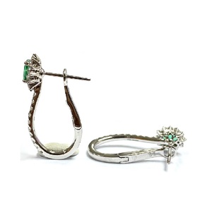 Boucles d'oreilles créoles Huggie Hong Kong KOK en or blanc massif 18 carats, design classique sur mesure, émeraude ovale grande taille sertie griffe, cadeau de mariage - Product Image 3