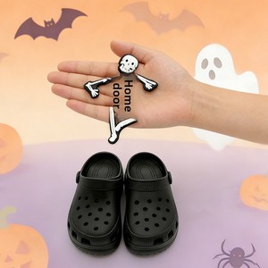 Boucle <span class=keywords><strong>de</strong></span> chaussure unisexe en PVC souple, motif crâne squelette phosphorescent pour Halloween, style sabot Croc, fabriquée en Chine, transfrontalière - Product Image 5