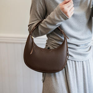 Bolso de hombro cruzado para mujer, novedad 2025, versátil, estilo casual, con cremallera, de PU, diseño de media luna, para llevar bajo el brazo - Product Image 2