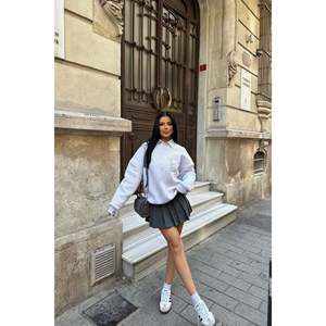 Sweat-shirt et sweat à capuche gris brodé pour femme - Product Image 2