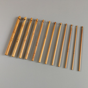 Outils de tricotage au crochet en <span class=keywords><strong>bois</strong></span> faits à la main de petite taille en gros crochets cylindriques carbonisés durables pour l'artisanat de bricolage - Product Image 2