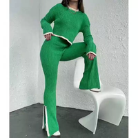 Ensemble coordonné en maille 100 % cachemire pour femme : haut côtelé à bordure contrastante et pantalon évasé à ourlet fendu – Tenue décontractée en maille pour femme