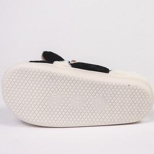Vente en Gros Chaude Pantoufles en Cheveux de Vache à Semelle TPR Doublure en Peluche, Pantoufles de Mode avec de Nouvelles Fonctionnalités en Gros - Product Image 6