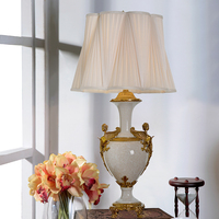 Lampe de table de luxe antique à angle bronze et fleur en porcelaine blanche pour chambre et salon