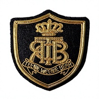 Badges personnalisés de luxe brodés à la main, décorés de strass, à coudre, forme bouclier, style vintage, avec épingle de sûreté, en tissu uni