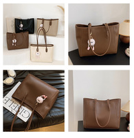 Bolsos de mano de cuero PU para mujer, bolsos de hombro de gran capacidad con lindo llavero de pompón para el viaje diario