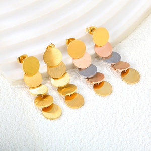 Boucles d'oreilles pendantes géométriques rondes en acier inoxydable, étanches, plaquées or 18 carats, anti-ternissement, avec breloque cercle lisse et pompon - Product Image 1