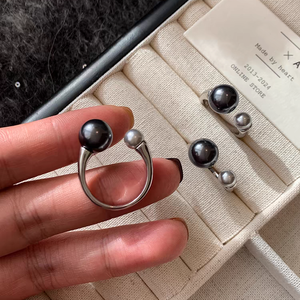 Nuovi Anelli 2024 in Ottone Placcato Platino con Zirconi Incastonati, Regolabili, Lucidi, con Perle Nere, Bianche e Grigie per Donne - Product Image 6