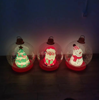 Boule de Noël transparente gonflable avec Père Noël et flocons de neige intégrés pour une ambiance festive en extérieur