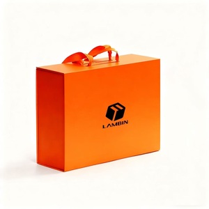 Scatola Regalo Magnetica Pieghevole di Lusso Personalizzata, Grande Formato in Cartone Rigido con Logo in Lamina Nera per Abiti e Vestiti - Product Image 5