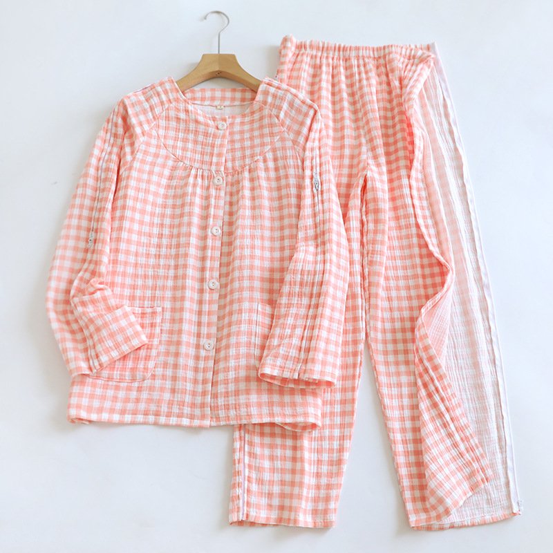 Ensemble de soins infirmiers pour femmes, comprenant une blouse légère en gaze à carreaux rose pâle.