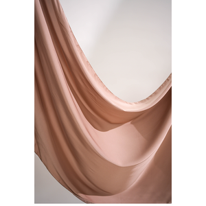 Écharpe en soie Armany luxueuse et soyeuse avec une brillance élégante pour les occasions formelles et décontractées sophistiquées - Product Image 1