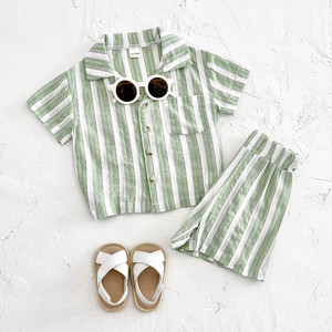 Conjunto informal de verano suave y cómodo de 2 uds para niños pequeños, camisa y pantalones cortos con cuello de solapa a rayas para la calidez y el estilo del bebé - Product Image 1