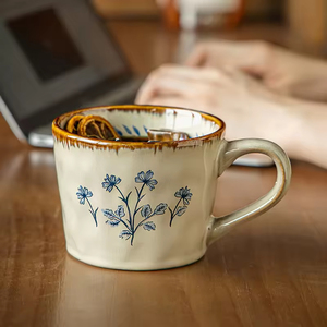 Tasse à café en porcelaine fine, surface émaillée, toucher luxueux, compatible micro-ondes et lave-vaisselle, design portable, idéale pour les fêtes. - Product Image 4