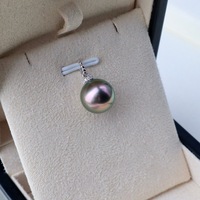 Mesdames à la mode portant un collier pendentif en diamant en or 18 carats avec perle noire de Tahiti