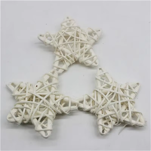 Décor à la maison de style ferme d'étoiles de rotin rouge artisanal pour la décoration d'arbre, de mur ou de vacances saisonnières - Product Image 1