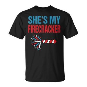 Camiseta para parejas con diseño de fuegos artificiales del 4 de julio, ella es mi petardo, para celebraciones y eventos - Product Image 1