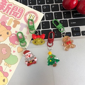 Llavero <span class=keywords><strong>de</strong></span> Resina PVC Rojo <span class=keywords><strong>de</strong></span> Navidad con Diseño <span class=keywords><strong>de</strong></span> Dibujos Animados - Lindo Regalo <span class=keywords><strong>de</strong></span> Papá Noel para Colgar en Mochilas y Regalo para <span class=keywords><strong>Mejores</strong></span> Amigos - Product Image 4