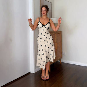 Vestido Maxi de Verano con Encaje Floral y Parches, Cuello en V, Tirantes Finos, Diseño Ajustado, Elegante y Moderno para Vacaciones - Product Image 5