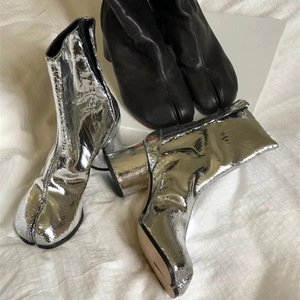 รองเท้าบูทหนังแท้แบบแยกนิ้วเท้าสำหรับผู้หญิง สไตล์อังกฤษ ส้นหนา ทรงเพรียว รุ่นเสริมส้นสูง ปี 2026 - Product Image 1