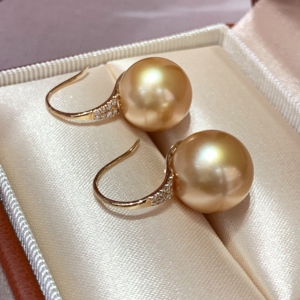 Elegante Bandeja de Plataforma para Pendientes con Diseño de Tacón Alto, Texturizada, Pulida a Espejo, en Oro de 18K, con Grabado Delicado de Grano de Diamante - Product Image 5