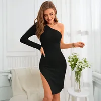 Robe moulante sexy à épaules dénudées en noir pour le printemps et l'été, vente en gros ODM avec fente courte sur la jupe, disponible en plusieurs tailles