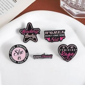 Épinglette en émail à la mode avec citations féministes indépendantes, mon époque de <span class=keywords><strong>rage</strong></span> féminine, elle est féroce, forte, courageuse, pleine de feu, en métal - Product Image 4