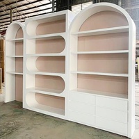 Vitrine Peinte Personnalisable pour Cosmétiques, Chaussures, Sacs, Figurines - Finition Blanc/Rose pour Magasin de Beauté et Entreprise