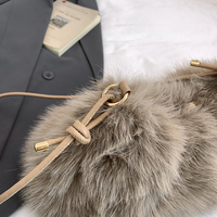 Sac à bandoulière en fausse fourrure pour femme avec cordon de serrage, grande capacité, pendentif lapin en peluche, sac à main bandoulière pour l'automne et l'hiver